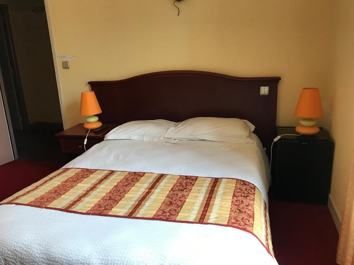 Logis Hotel Saint-Joseph Sancoins ภายนอก รูปภาพ