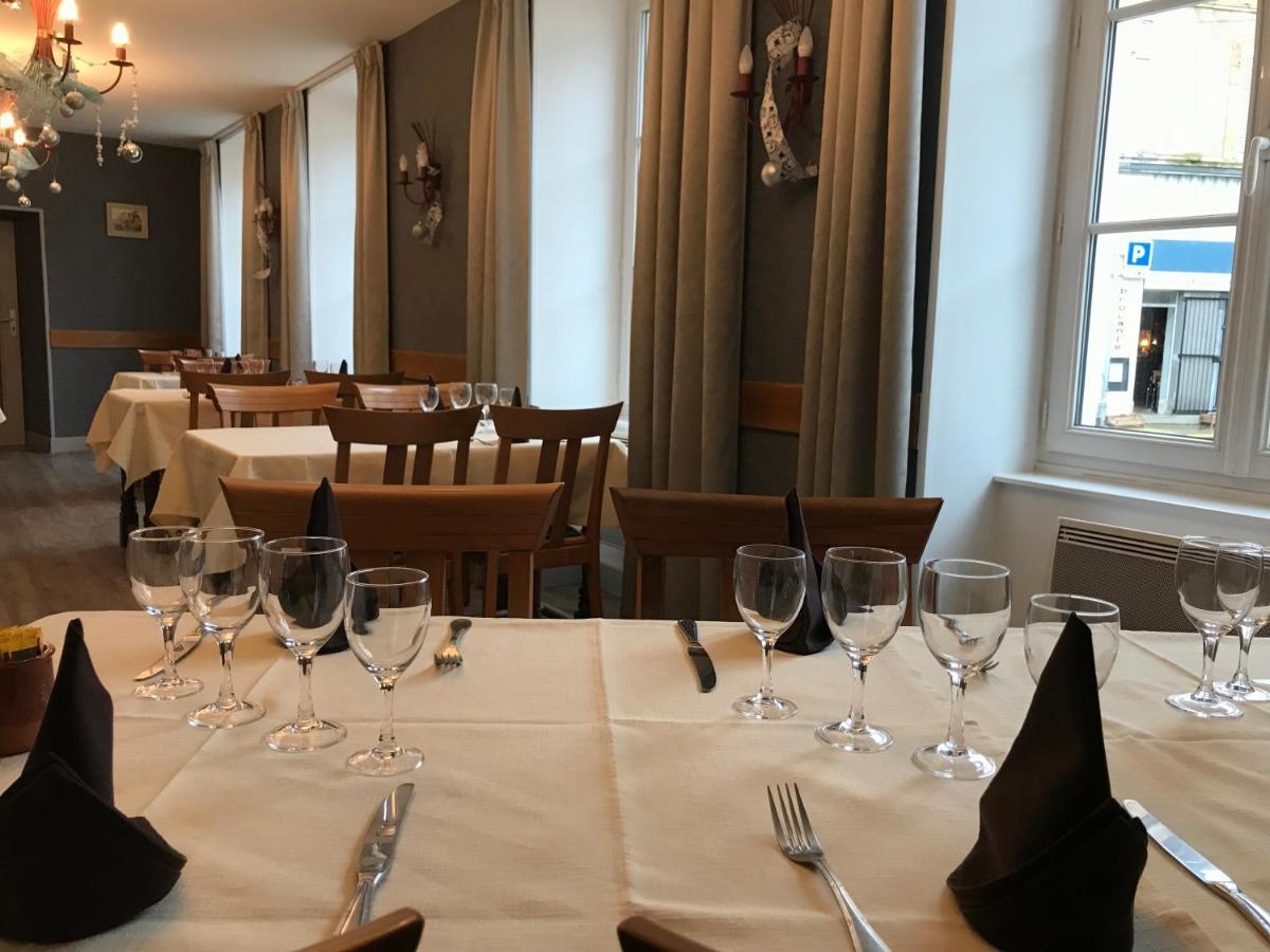 Logis Hotel Saint-Joseph Sancoins ภายนอก รูปภาพ