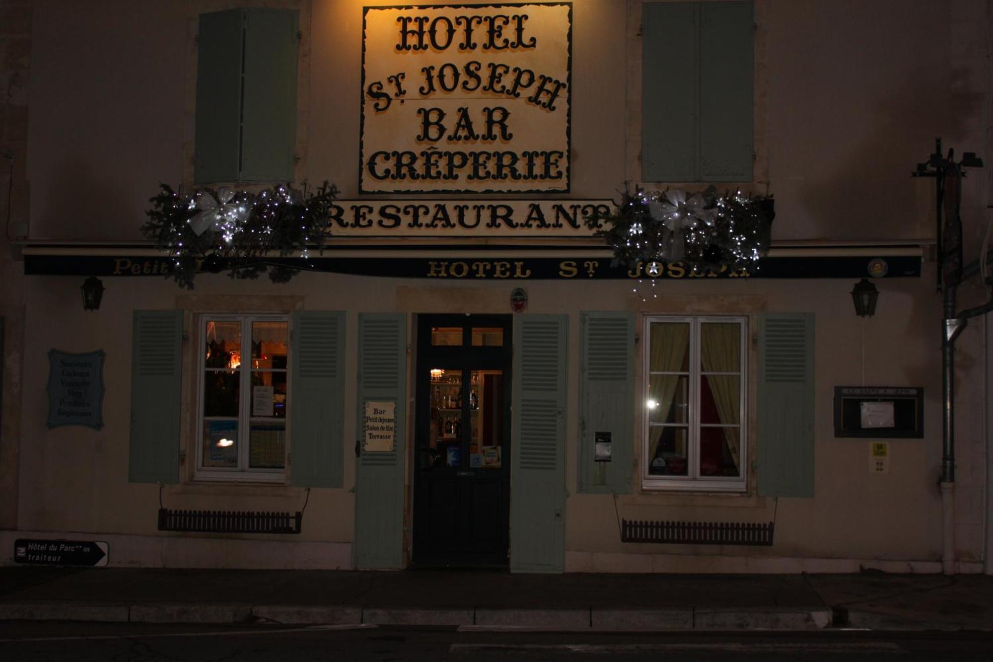 Logis Hotel Saint-Joseph Sancoins ภายนอก รูปภาพ