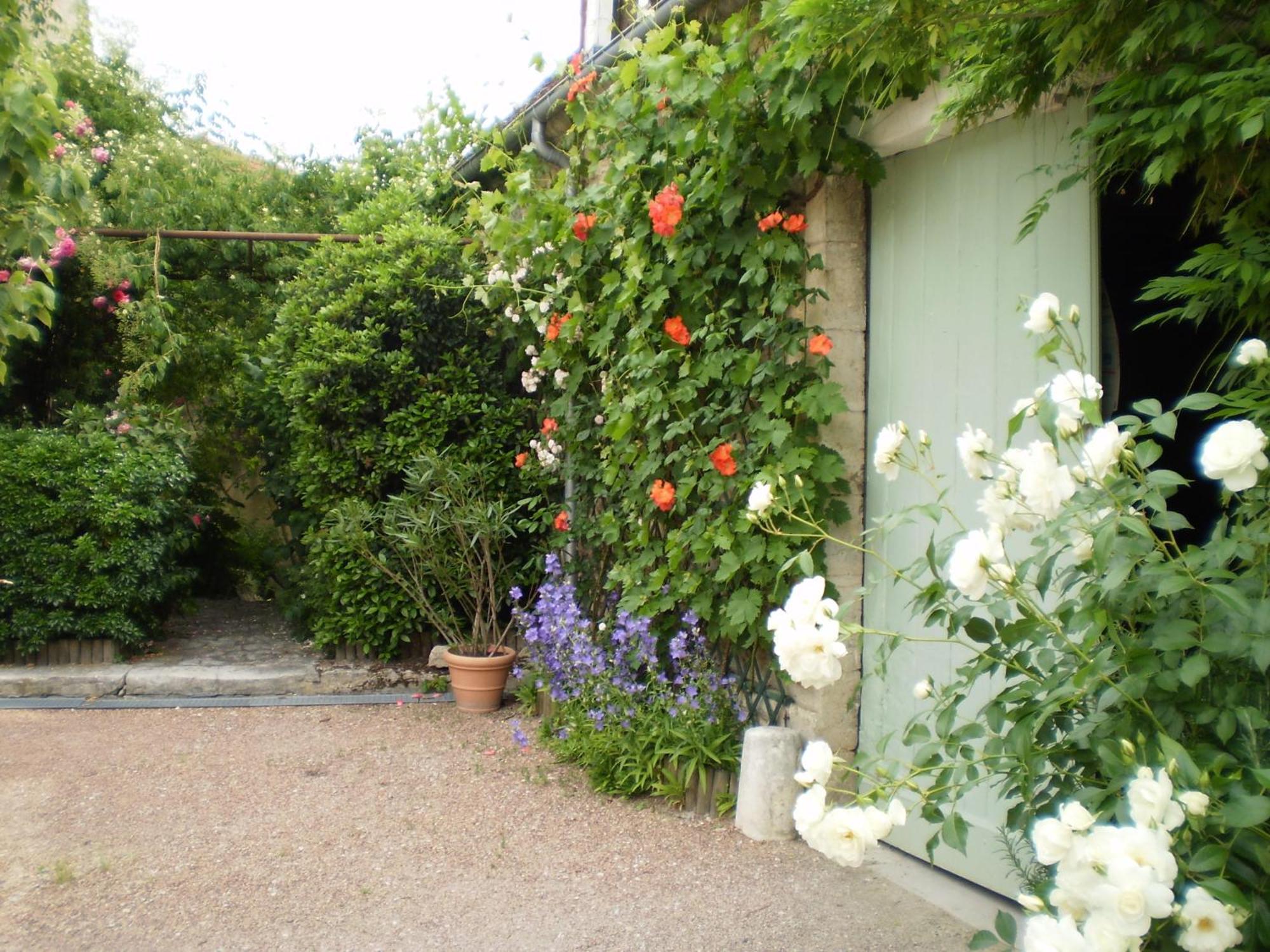 Logis Hotel Saint-Joseph Sancoins ภายนอก รูปภาพ