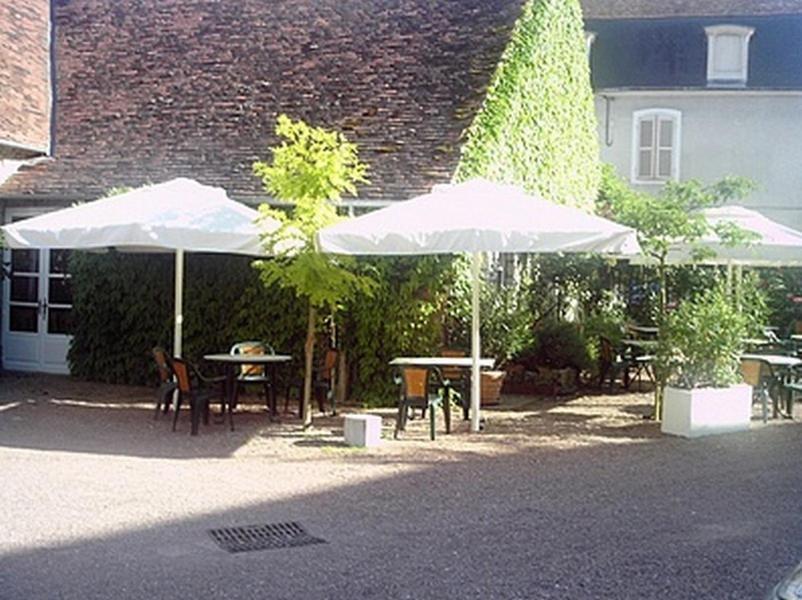 Logis Hotel Saint-Joseph Sancoins ภายนอก รูปภาพ